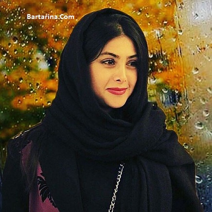 عکس آزاده صمدی بازیگر زن با شلوار پاره در کافه حافظ
