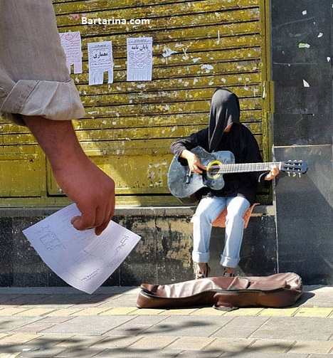 عکس گدایی دو دختر گیتاریست در خیابان انقلاب تهران